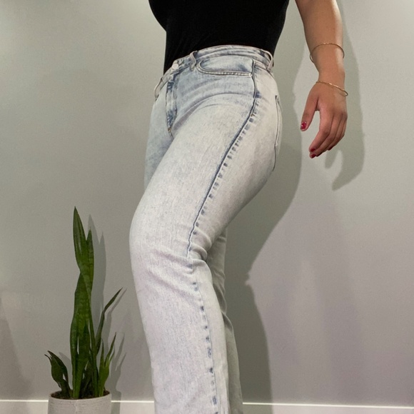 Women's Guess high waist light wash slim straight leg jeans. - Picture 2 of 8